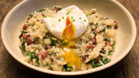 Risotto z czosnkiem niedźwiedzim i kiełbasą. I jajkiem w koszulce!