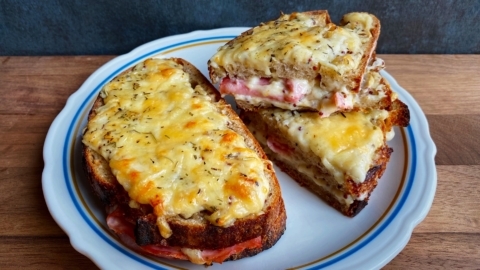 Croque monsieur, czyli kanapka zapiekana z serem i szynką