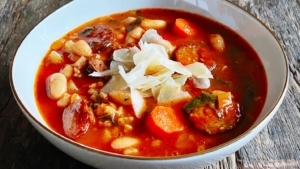 Włoska zupa pomidorowa z polską kiełbasą