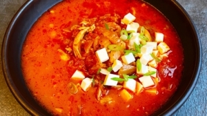Koreańska zupa z kimchi - Jjigae