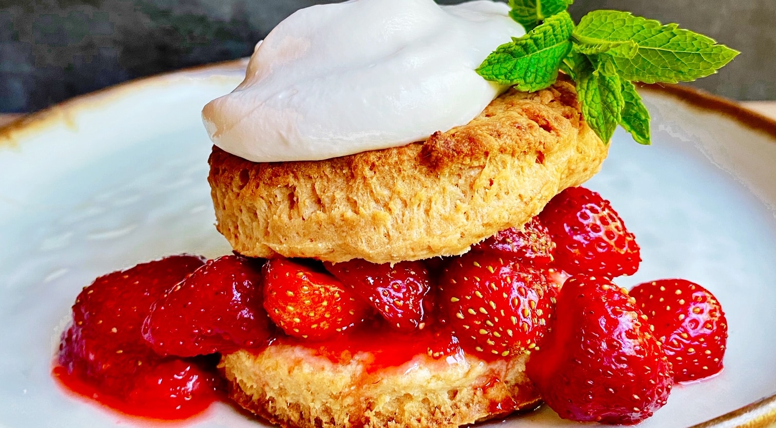 Kruche ciasteczka z truskawkami i bitą śmietaną