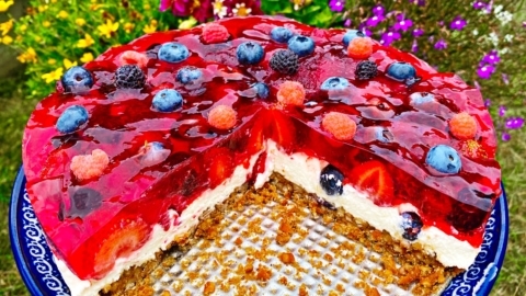 Ciasto retro na paluszkowym spodzie, z galaretką i owocami
